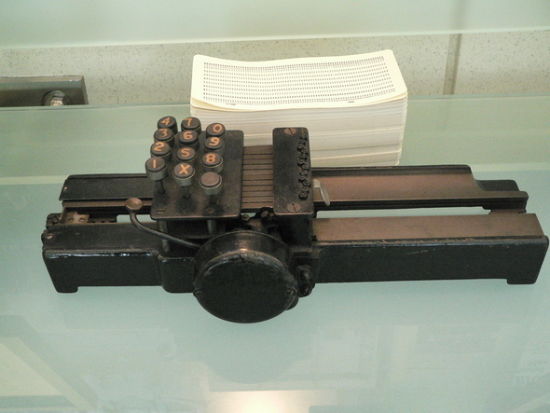 1923年，CTR发明了首款电动打孔机