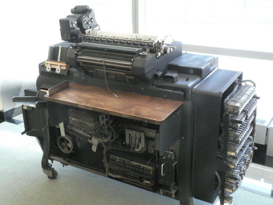 1934年，IBM推出机电驱动的405型字母会计运算机