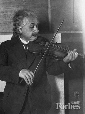 爱因斯坦拉小提琴。