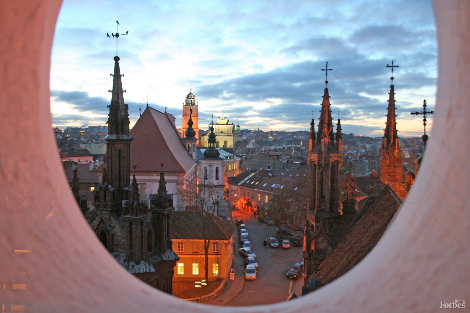 立陶宛的维尔纽斯老城区是东欧规模最大、最璀璨夺目的老城区。