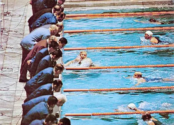 1964年东京奥运会，颜色鲜艳的尼龙泳衣