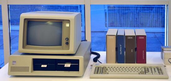 1981 年第一台 IBM PC。图/Wikimedia Commons